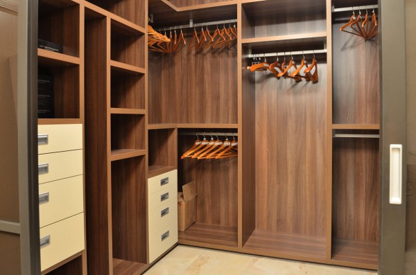 Kleiderschrank